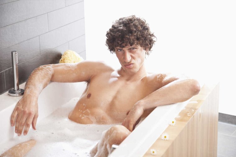 Молодые люди в ванной