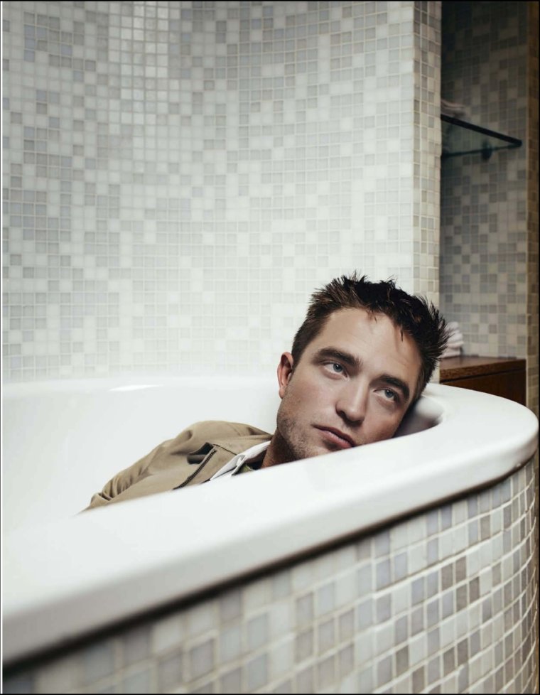 Роберт Паттинсон в ванне