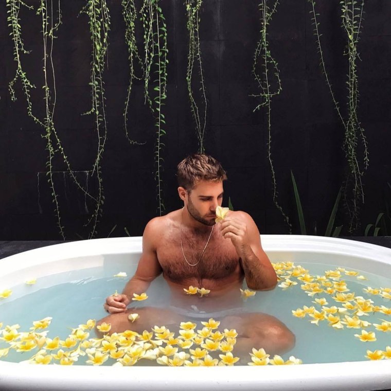 Мужик моется