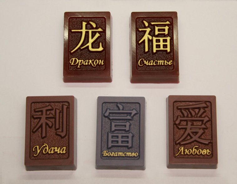 Китайские иероглифы на черном фоне