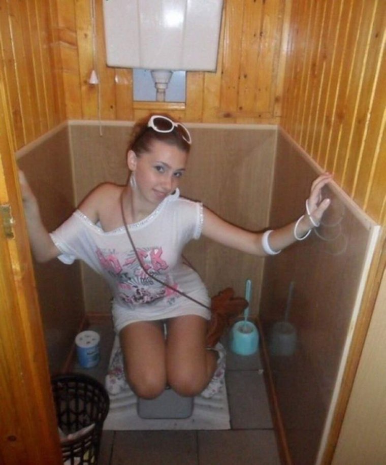 Женщина сидит на унитазе