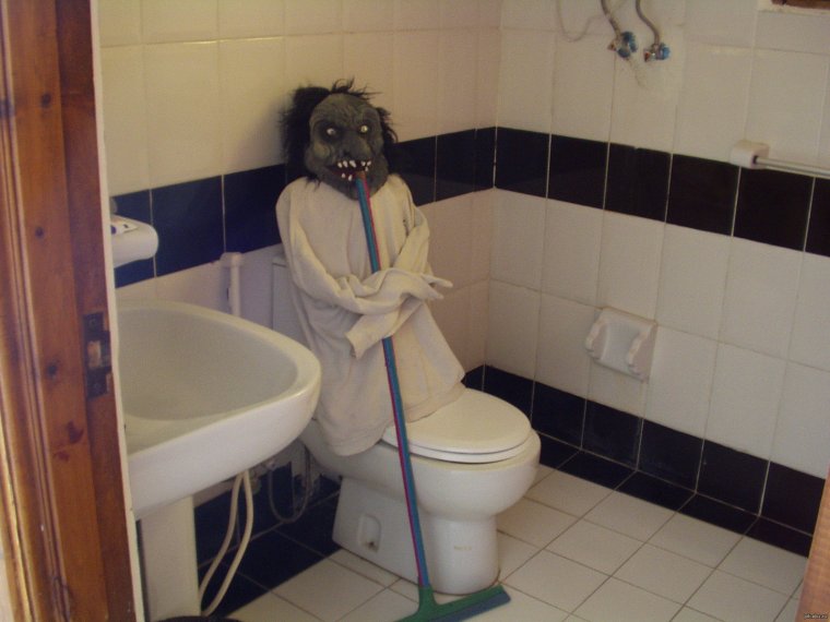 Девка в деревенском сортире