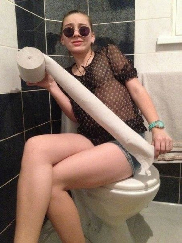 Девушка на толчке