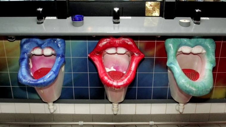 Ребенок на унитазе