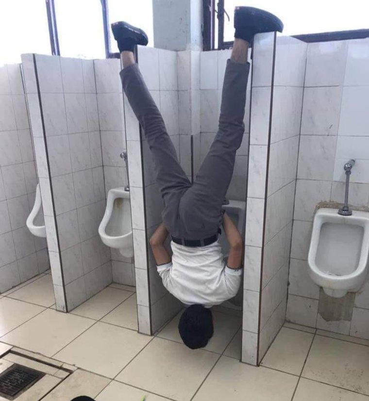 Девочка в туалете