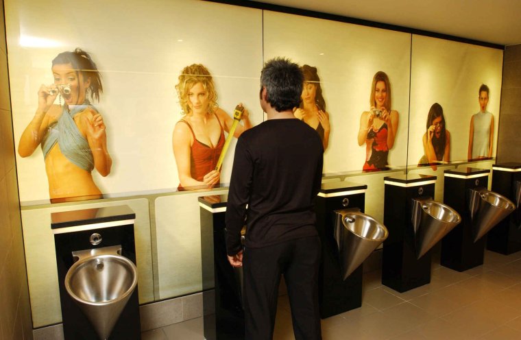 Туалетную бумагу в унитаз