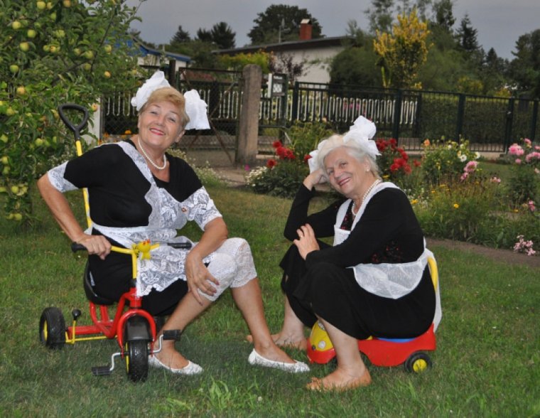 Старушки в школьной форме