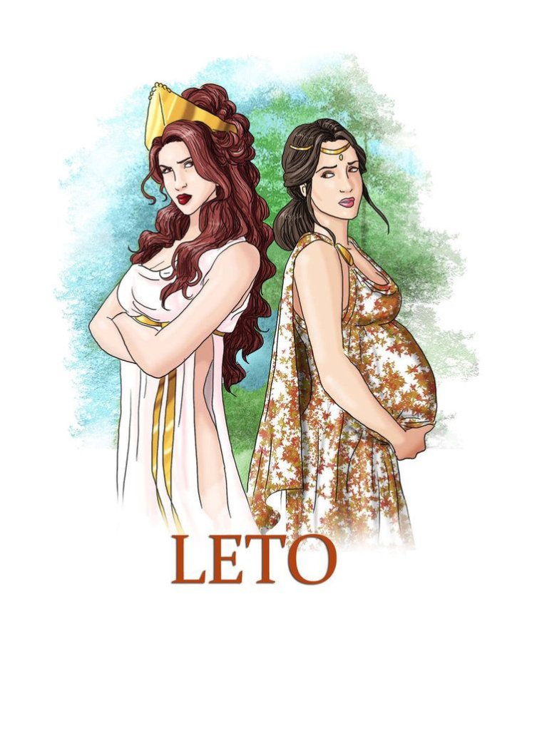 Девушка выходит из воды