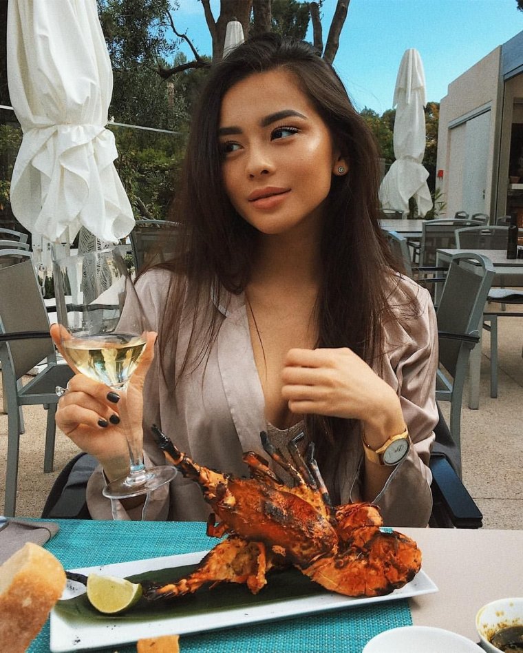 Женщина в голубом платье