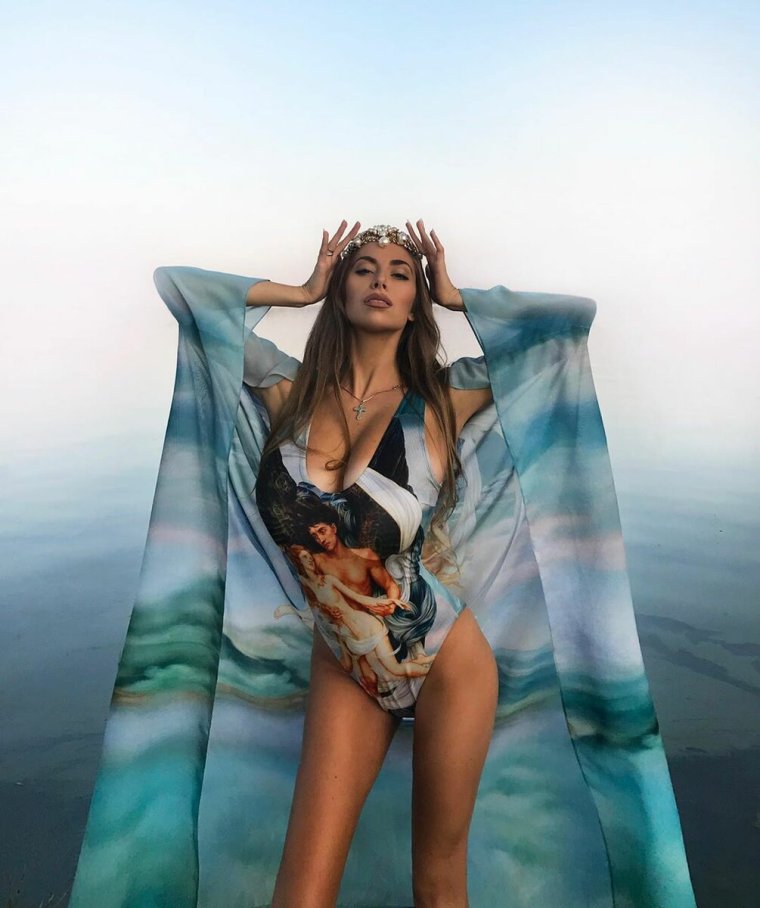 Девушка в розовом платье