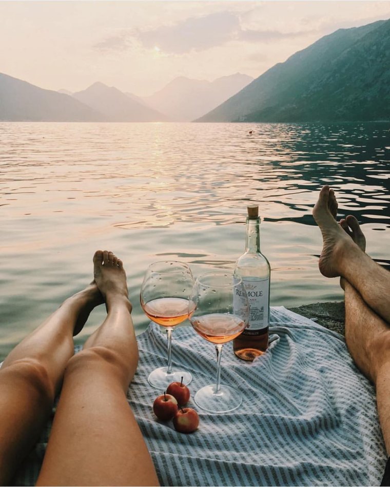 Девушка с вином на море