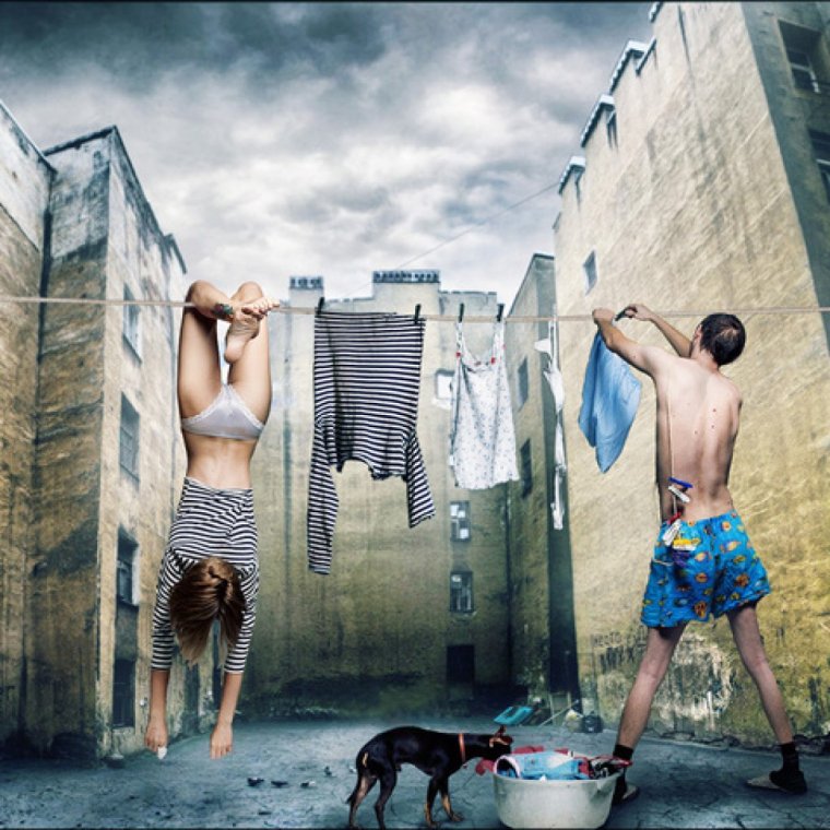 Мужчина стирает белье