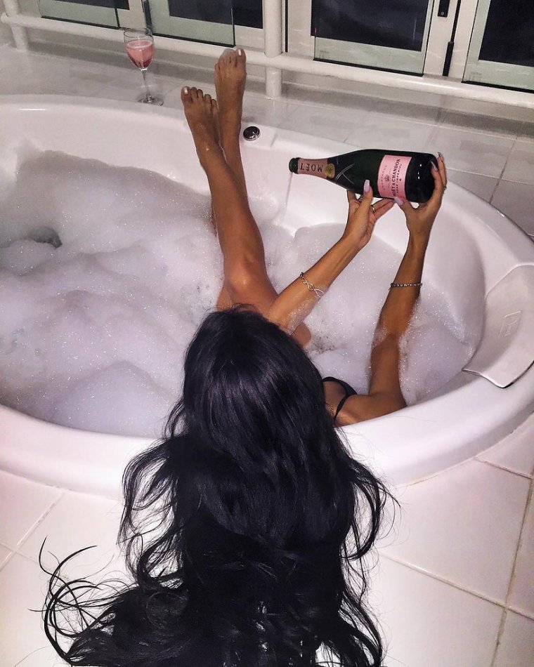 Девушка в ванне