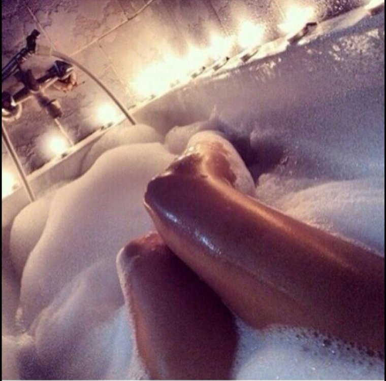 Ноги в ванной с пеной