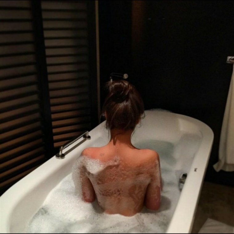 Женское тело в ванной