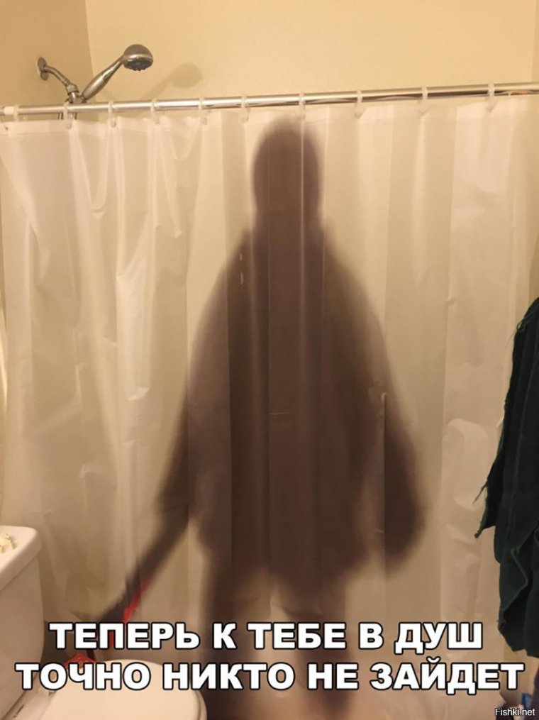 В ванной за занавеской