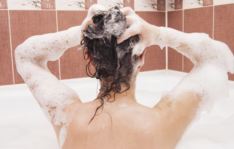 Женское тело в пене