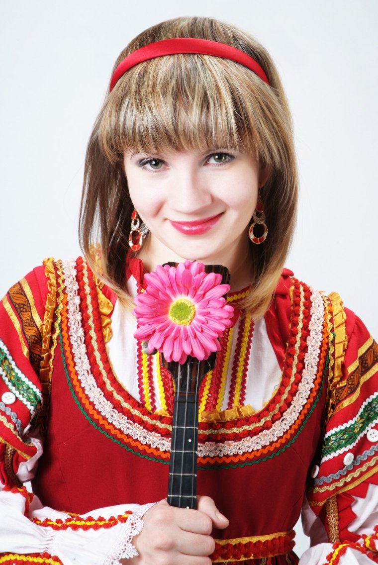 Девушка в валенках и купальнике