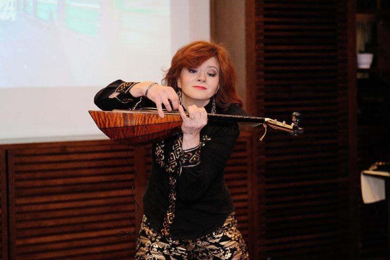 Девушка с балалайкой