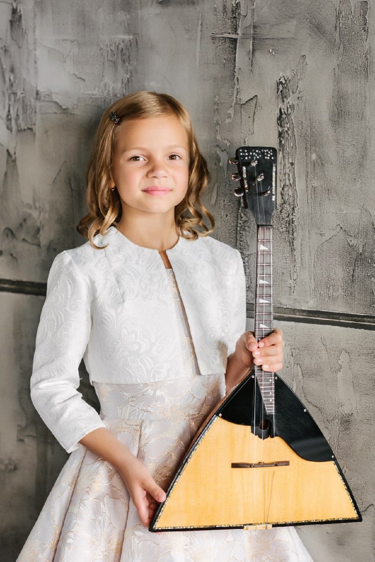 Женщина с балалайкой