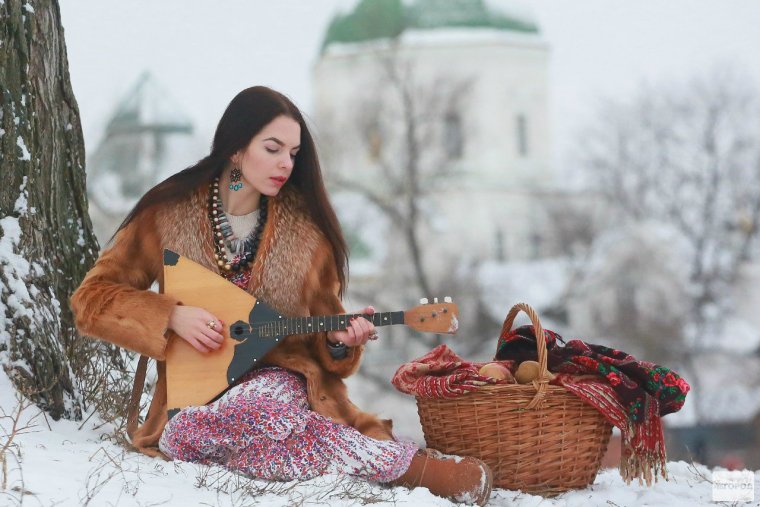Девушка с балалайкой