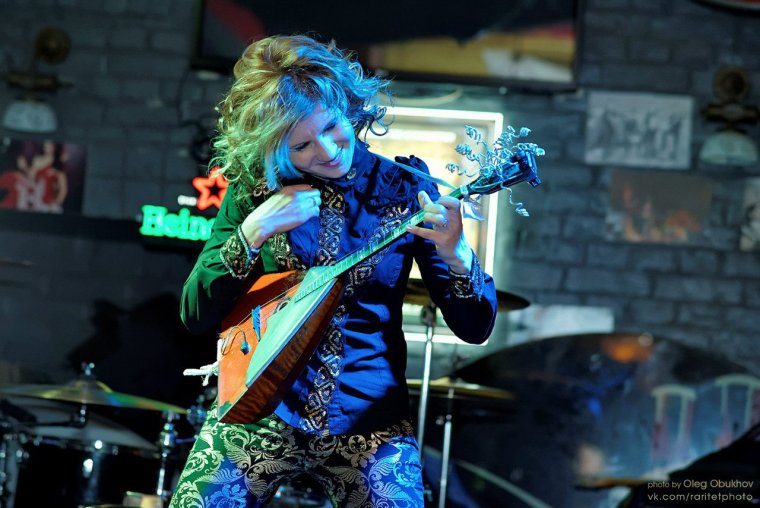 Девушка держит балалайку