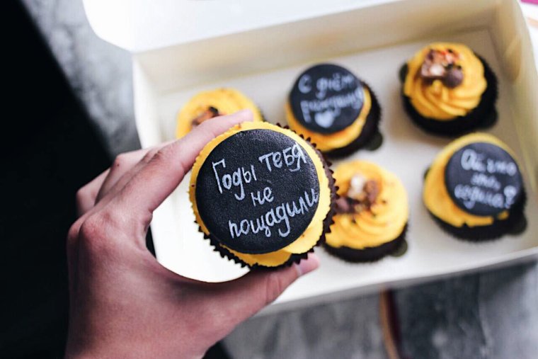 Черные капкейки с надписями