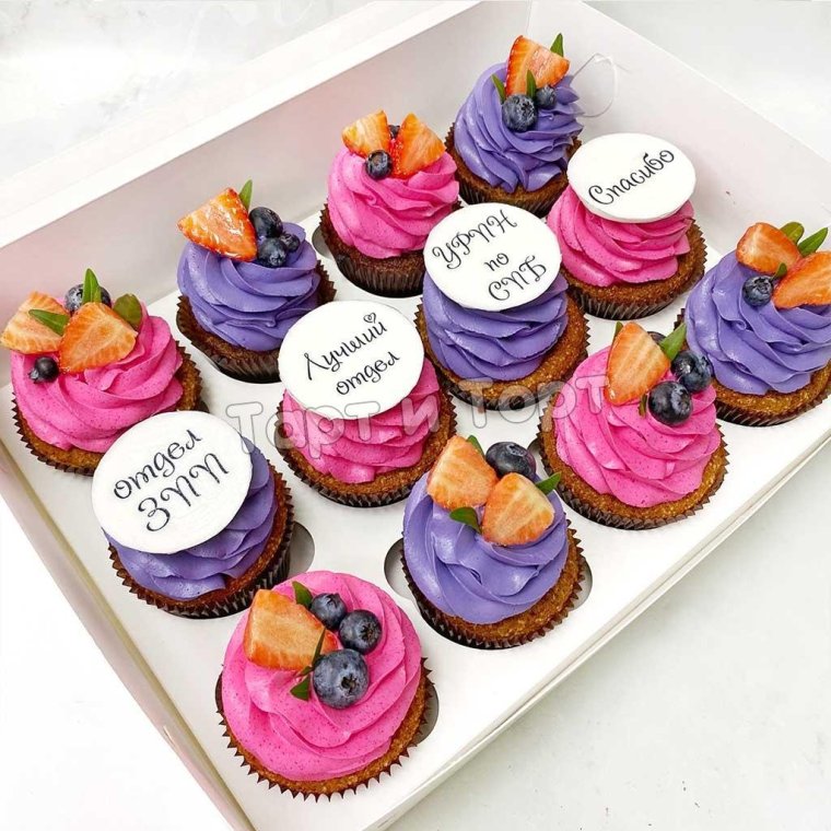 Сиреневые капкейки с ягодами
