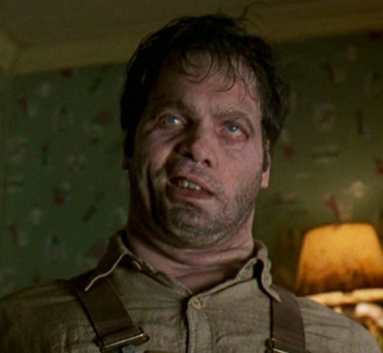 Беар Гриллс ест за кадром