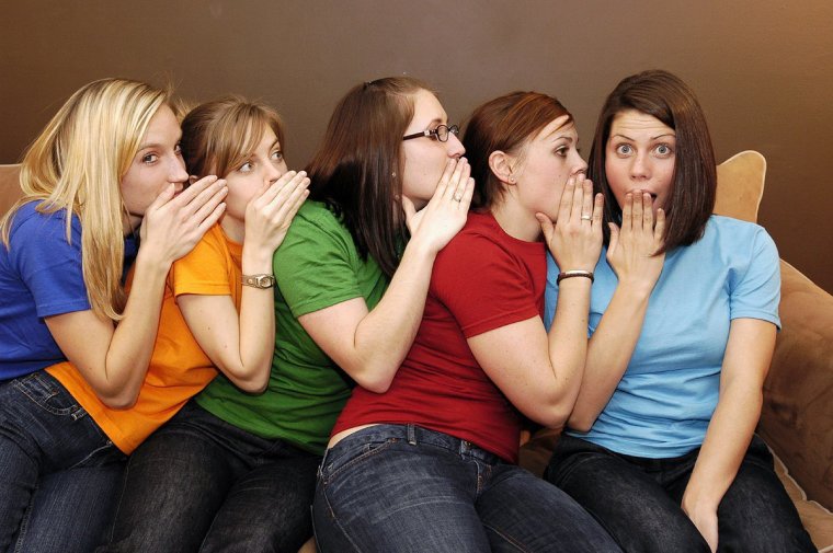 Женщины сплетничают