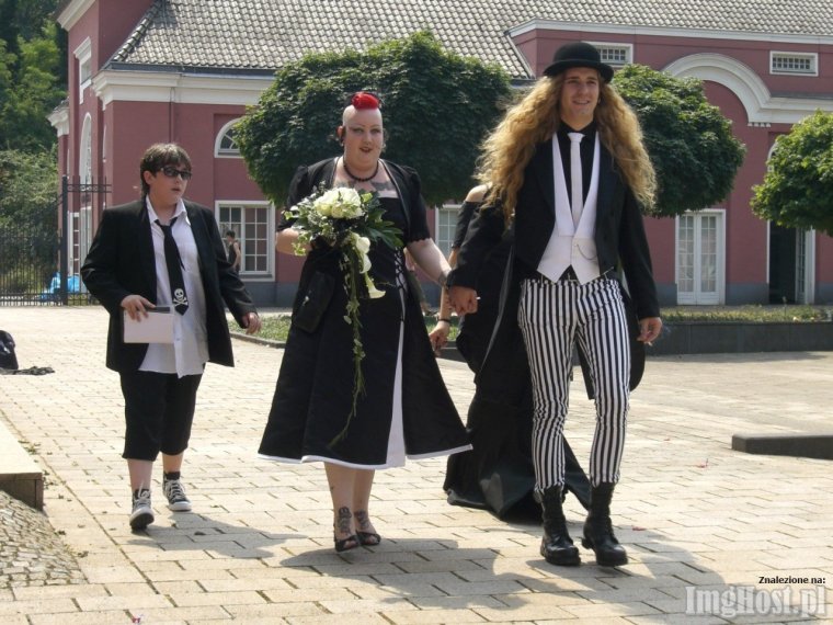 Странные Наряды на выпускной