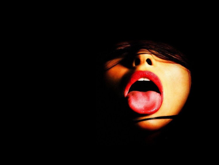 Девушка с языком