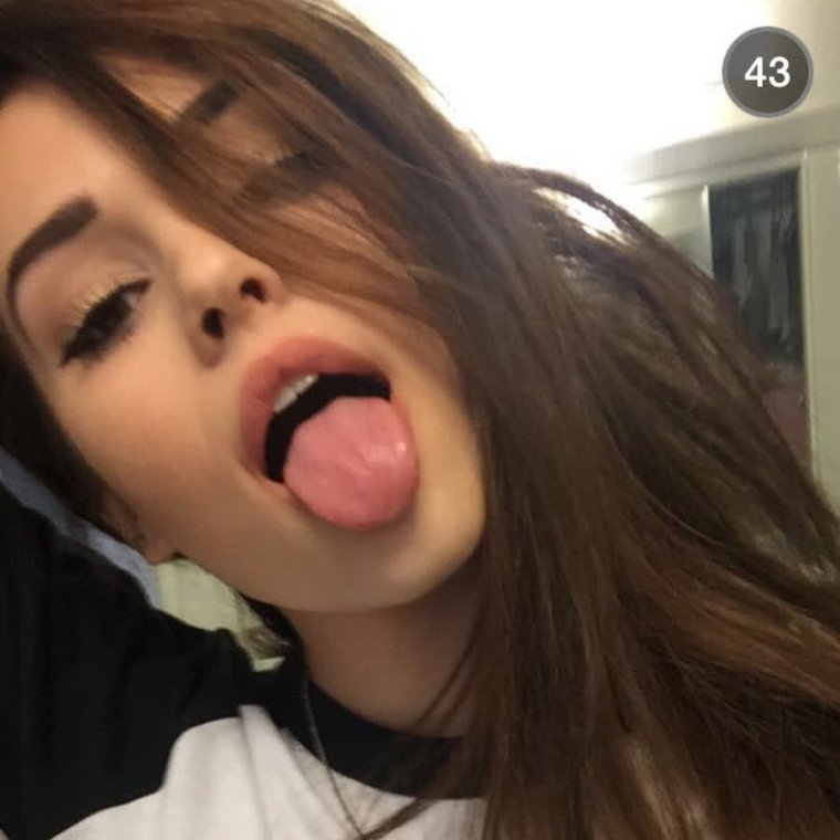 Девушка с высунутым языком домашнее