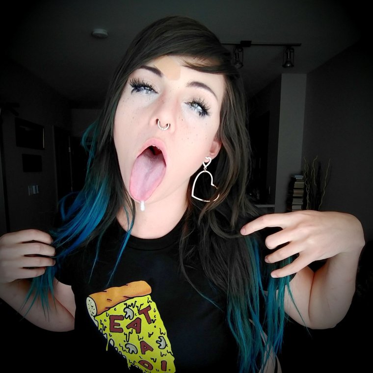 Девушки с вытянутым языком