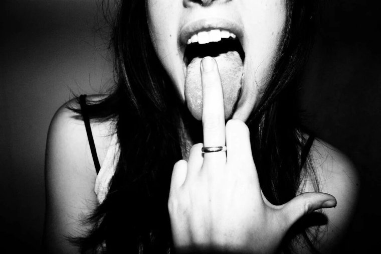 Средний палец девушки