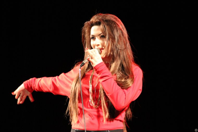 Самира поет