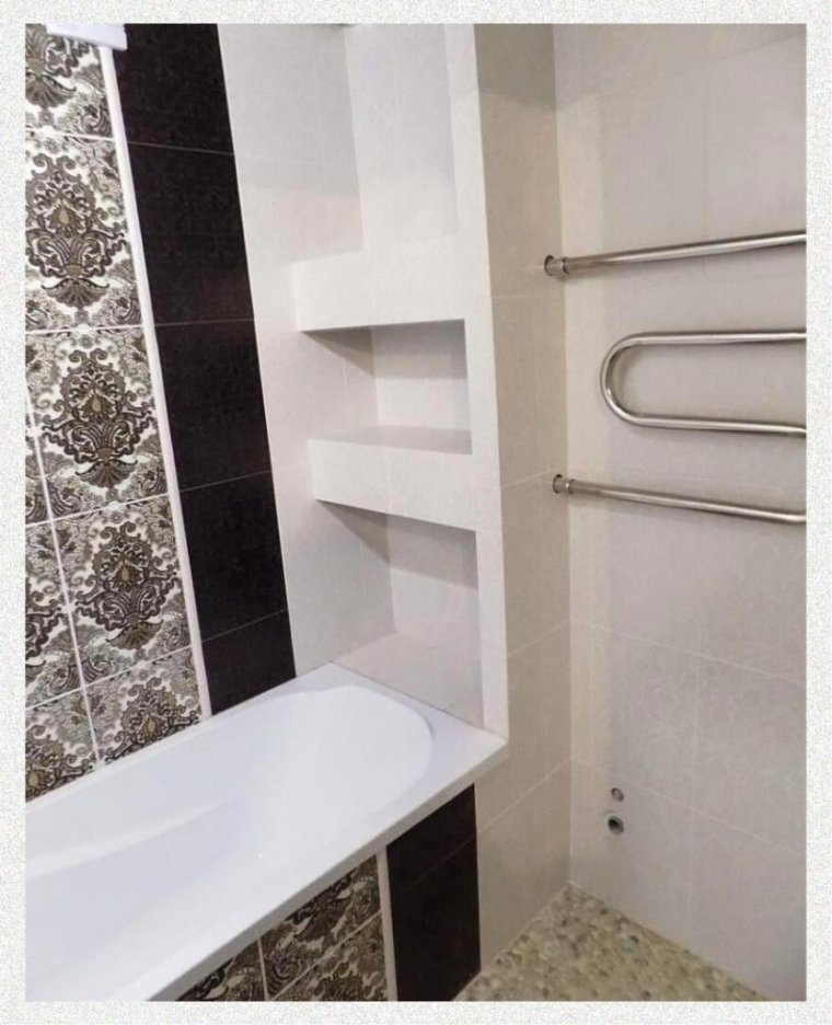 Встроенные полки в ванной