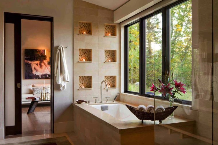 Встроенные полки в ванной