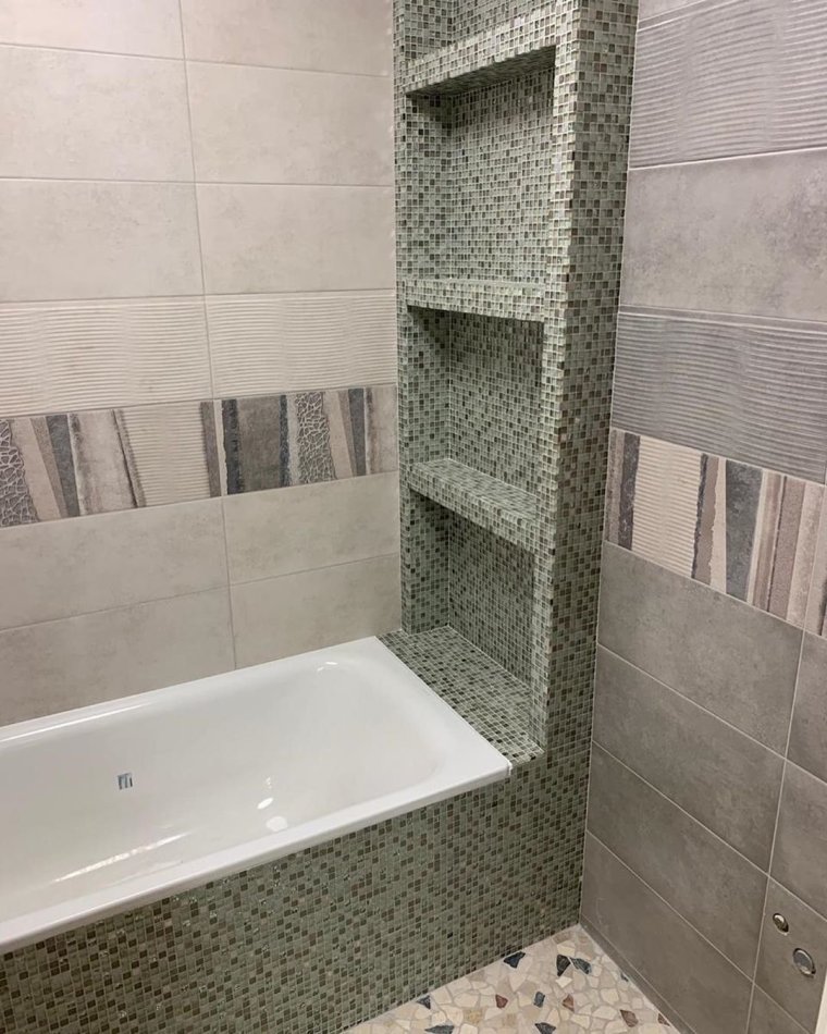 Встроенные полки в ванной современные