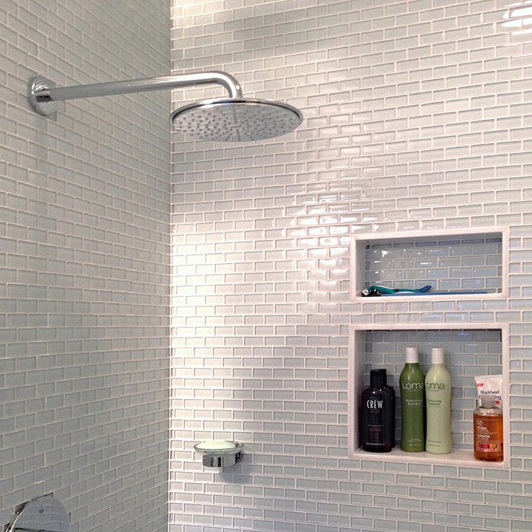 Встроенные полочки в ванной