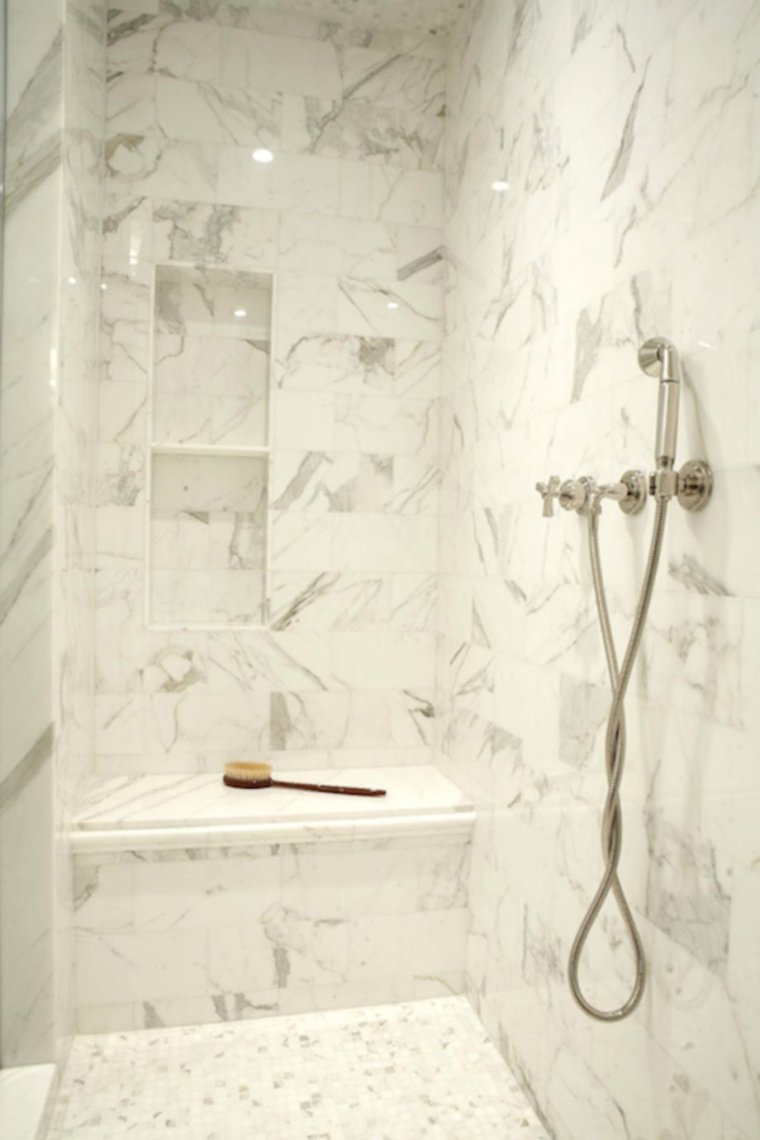 Встроенная полка в ванной для шампуней