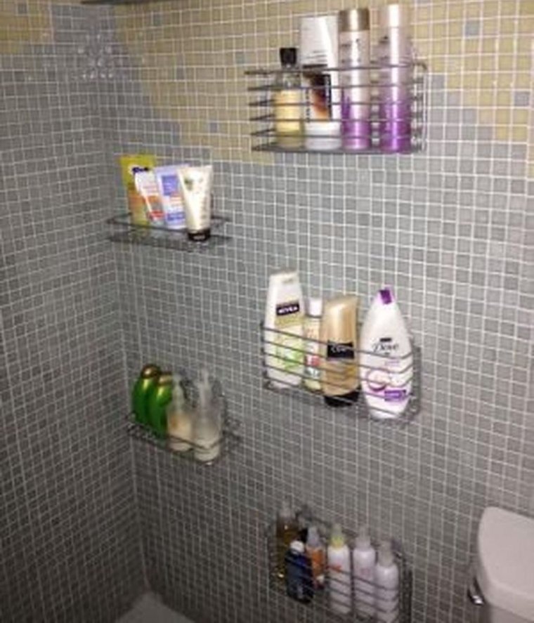 Полка из плитки в ванной для шампуней