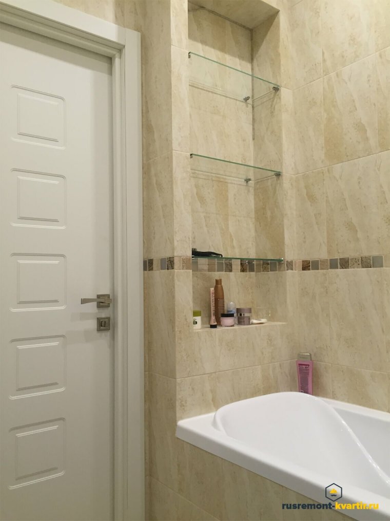 Встроенные полочки в душевой