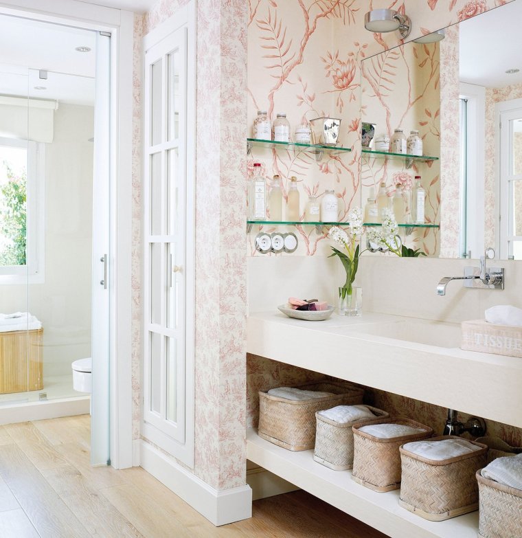 Встроенные полочки в ванной комнате