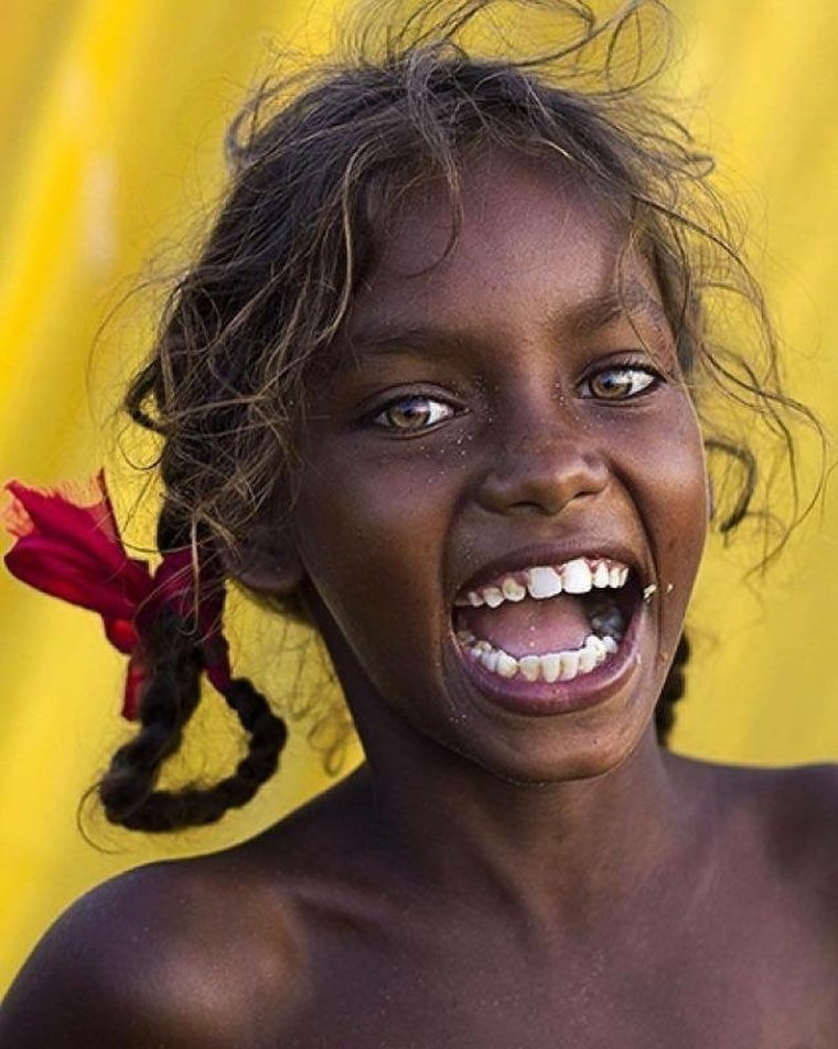 Темнокожий мужчина с веснушками