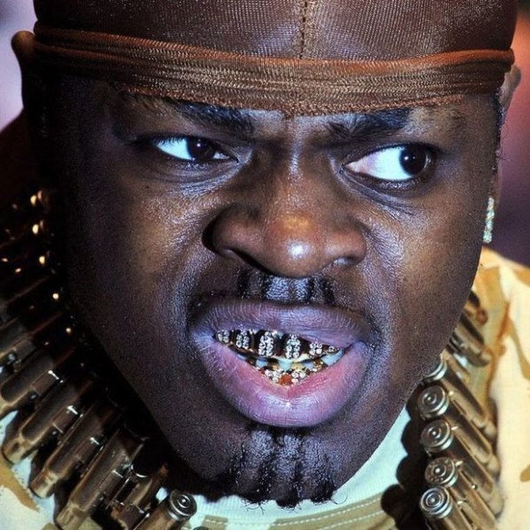 Нигер с белыми зубами