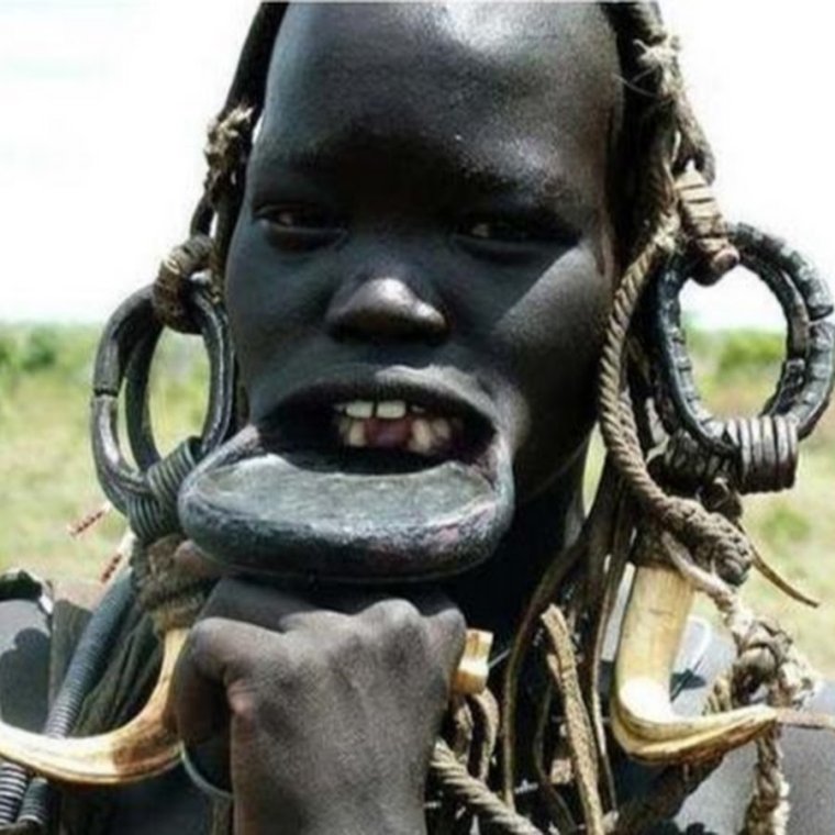 Темнокожий мальчик с голубыми глазами