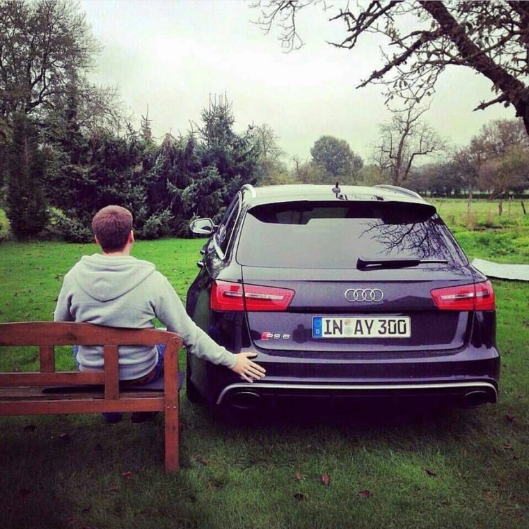 Обнимает машину