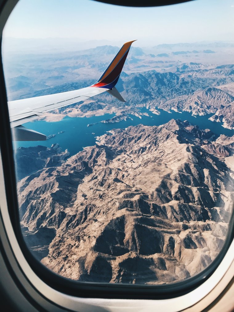 Красивый вид из иллюминатора самолета