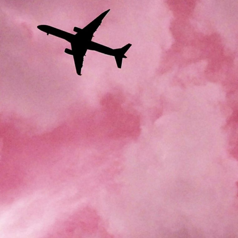 Самолет на розовом фоне